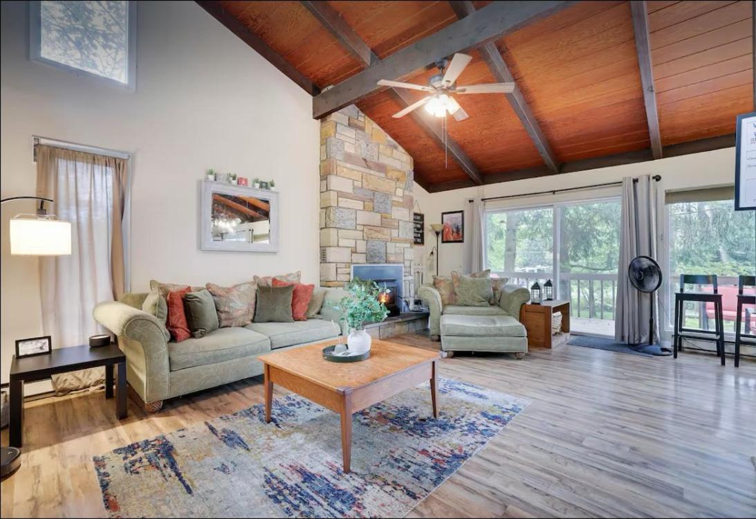 Weekend At Bernie's Iii! Hot Tub Pet-friendly! Holiday home Long Pond